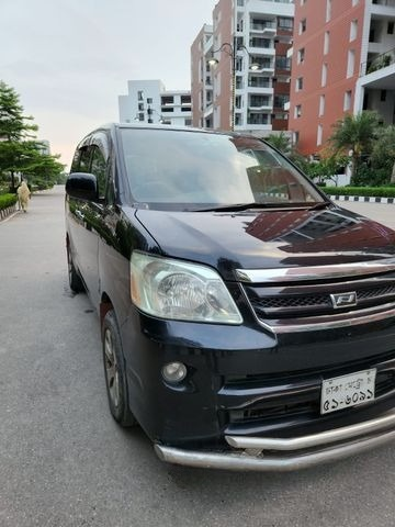 Toyota Noah  2002