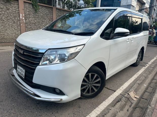 Toyota Noah . 2014