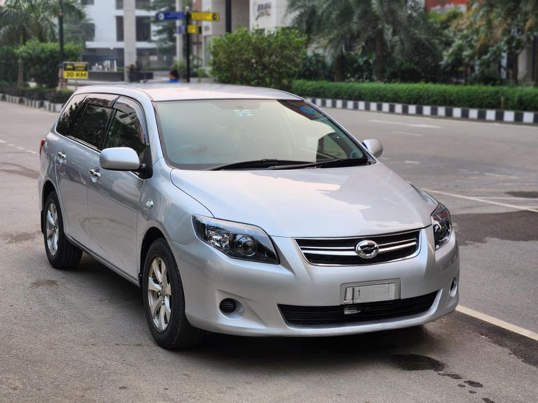 Toyota Fielder . 2012