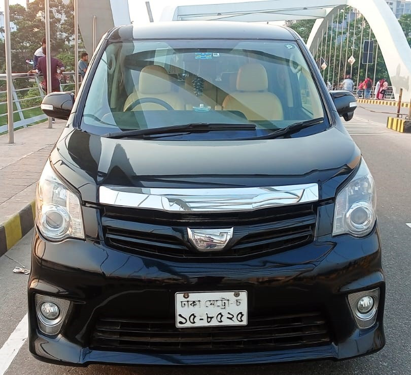 TOYOTA Noah Si  2011