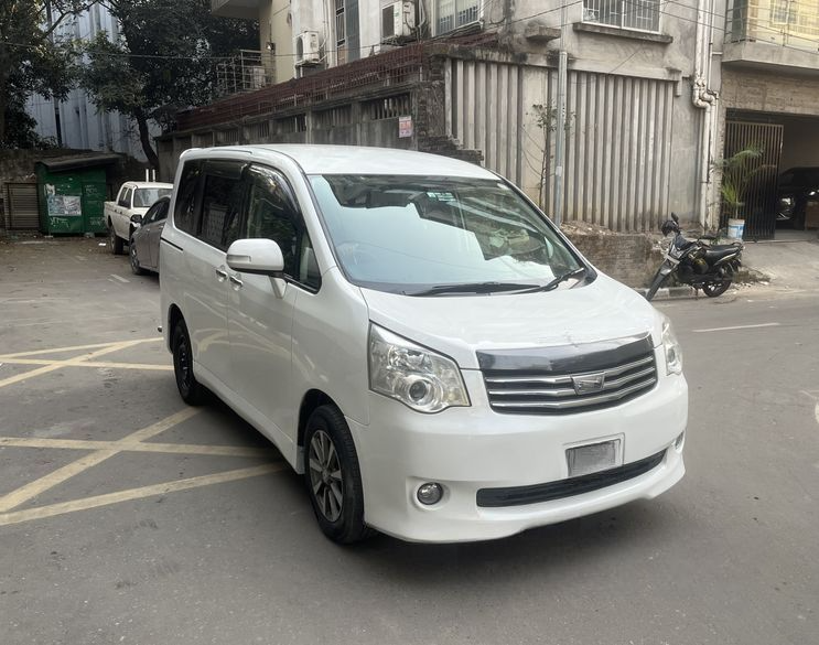 Toyota Noah Push 2Door Power 2012