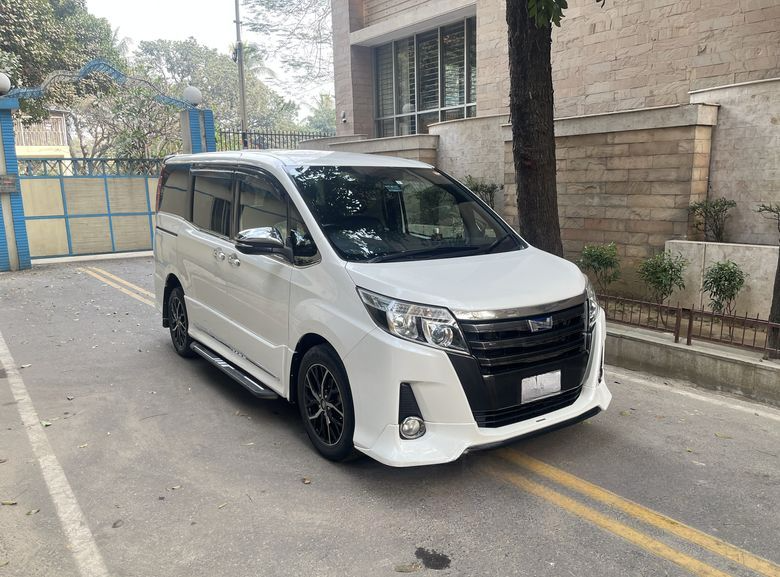 Toyota Noah SI WXB Hybrid 2017